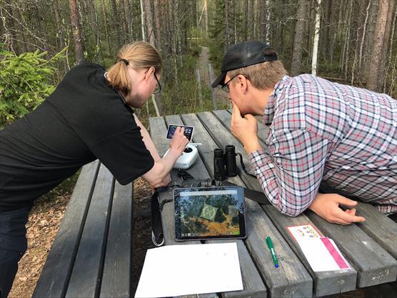 Tutkimusaineistoa kerätään droonien lisäksi myös perinteisemmin menetelmin. 